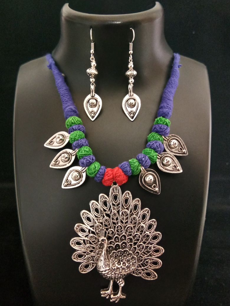 PEACOCK THREAD NECKLACE 